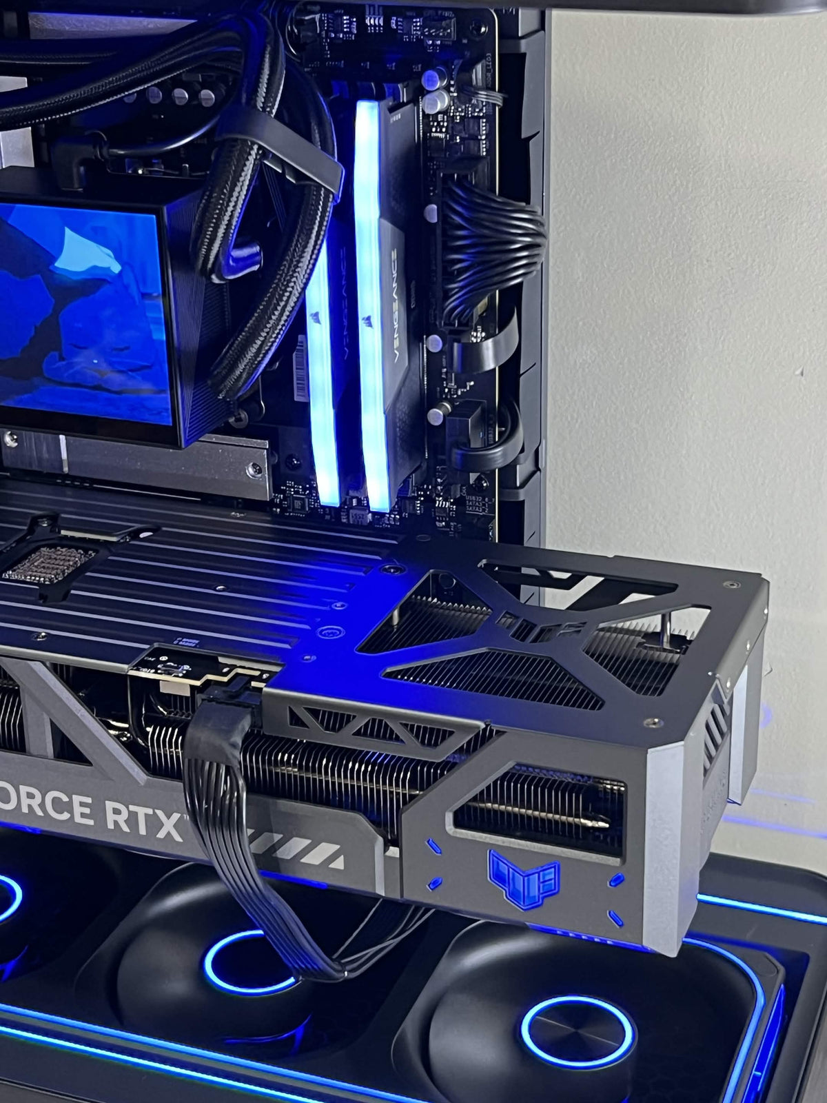 Evolve Gaming PC (Ryzen 7 9800X3D + RTX 5080 + 32GB DDR5)